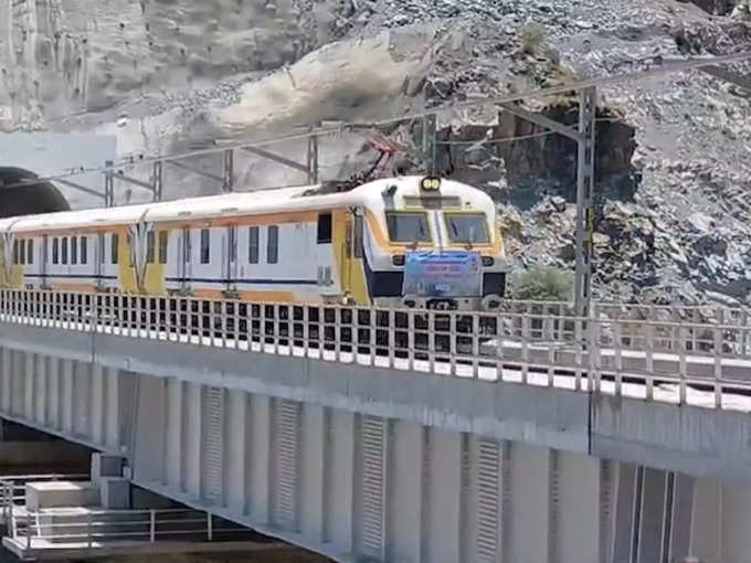 ​चिनाब रेल ब्रिज पर सफल ट्रेन ट्रायल रन