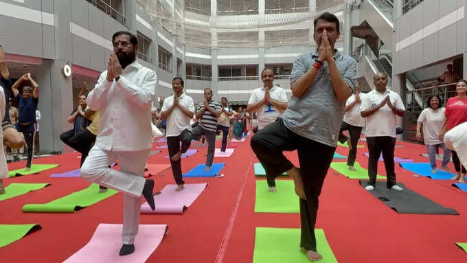 International Yoga Day: मुख्यमंत्री एकनाथ शिंदे आणि उपमुख्यमंत्री अजित पवार यांनी जागतिक योग दिनानिमित्त योगा केला