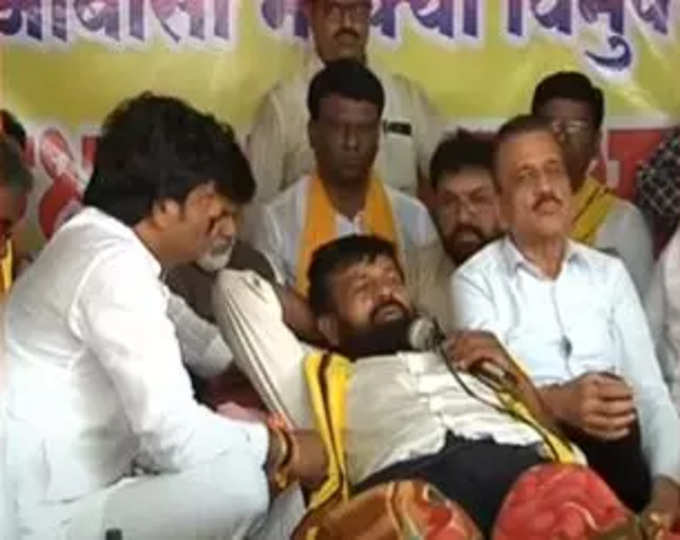 Lakshman Hake Hunger Strike: सरकारचं शिष्टमंडळ लक्ष्मण हाकेंच्या भेटीला, गिरीष महाजन, उदय सामंतांची हाकेंशी चर्चा, ओबीसी आरक्षणाला धक्का लागणार नसल्याचं महाजनांचं आश्वासन, अतुल सावे, पडळकरही हाकेंच्या भेटीला, समजावण्याचा प्रयत्न