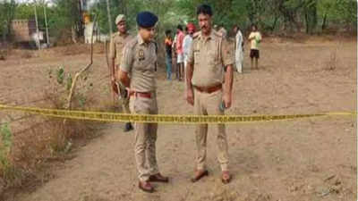 यूपी: हमीरपुर में दबंगों ने युवक की हत्या कर शव पंचायत भवन के पास फेंका, रस्सी से बांधकर घसीटा
