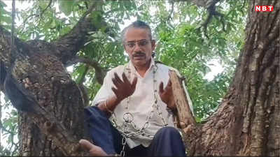 Rewa News: अपनी मांगों को लेकर रीवा में किसान का अनोखा विरोध प्रदर्शन, 80 फीट ऊंचे पेड़ में चढ़कर खुद को बेड़ियों से बांधा