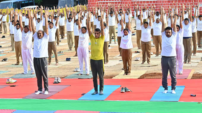 ఆర్ట్ ఆఫ్ లివింగ్ ఆధ్వర్యంలో యోగా కార్యక్రమాలు.. 100 ప్రాంతాల్లో 60 వేల మంది సాధకులతో..!