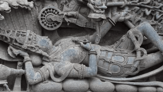 ​मूर्ति में समुद्र मंथन का दृश्य​