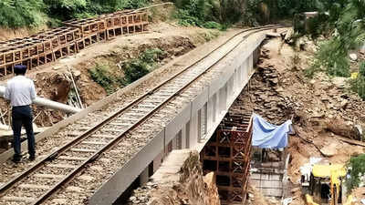 रेलवे पुल के गिरने का खतरा, शिमला-कालका रेल लाइन पर बंद हुई ट्रेनों की आवाजाही, पर्यटक निराश