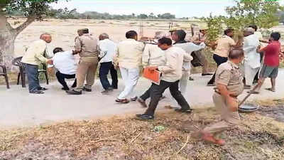 फिरोजाबाद में किसान ने तहसीलदार के गाल पर जड़ा थप्पड़ फिर मारी लात, सुलझाने गए थेजमीनी विवाद