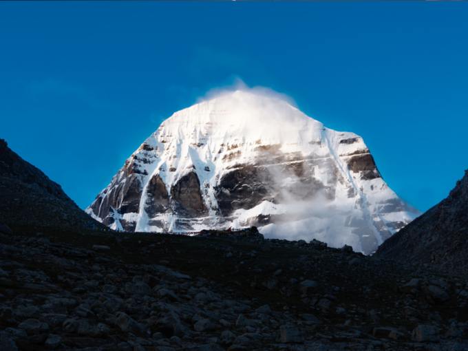 ​दो रहस्यमयी सरोवर जो स्वास्तिक के समान लगते हैं​