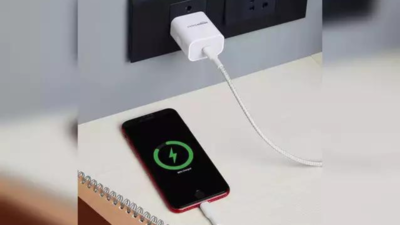 स्मार्टफोन चार्ज होने के बाद बिजली के बोर्ड से हटा दें चार्जर, वरना हो सकता है भारी नुकसान