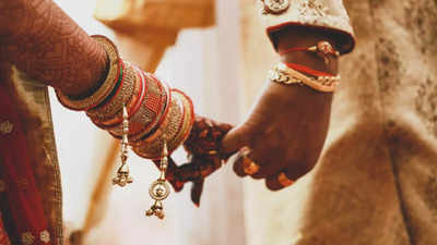 Marriage Rituals: বিয়ের সময় বাঁধা জোড়ে কেন রাখা হয় এই ৫ জিনিস? জানুন হিন্দু বিয়েতে আঁচলে বাঁধা এই ৫-এর মাহাত্ম্য