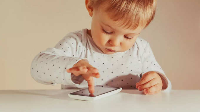 क्या आप भी बच्चों के हाथ में स्मार्ट फोन पकड़ाते हैं?