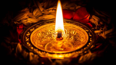Lighting Diya: ಈ 3 ರೀತಿ ದೀಪ ಹಚ್ಚಿದರೆ ಹಣದ ಸಮಸ್ಯೆ ದೂರಾಗಿ, ಲಕ್ಷ್ಮಿ ಒಲಿಯುತ್ತಾಳೆ.!