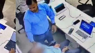 महोबा: बैंक में काम करते कर्मचारी हुआ बेहोश, हार्ट अटैक से मौत होने की आशंका, देखें वीडियो