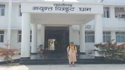 हमीरपुर: राजस्व विभाग ने महिला को बना डाला मुर्दा, अफसरों से गुहार लगाने के बाद कमिश्नर की चौखट पहुंची पीड़िता