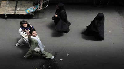 Hijab Controversy: इराणमध्ये महिलांवर नूरीची जरब; हिजाब न घातलेल्या महिलांचा शोध