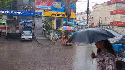 नोएडा में तेज हवाओं के साथ गर्मी से बड़ी राहत लेकर आई बारिश, खिल गए लोगों के चेहरे