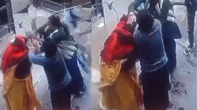 Jabalpur News: इससे अच्छा तो भगवान उठा ले बेटे और बहू की मां से बर्बरता, बीमार पर थप्पड़ बरसाते CCTV आया सामने