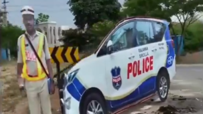 बाइक वाले ने दूर से देखी पुलिस की गाड़ी तो पहन लिया हेलमेट, पास जाते ही पुलिसवालों का जुगाड़ देख दंग रह गया