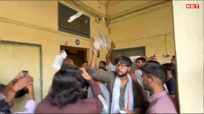 Gwalior News: ग्वालियर की जीवाजी यूनिवर्सिटी कैंपस में छात्रों ने उड़ाए 500-500 के नोट, आखिर क्या है पूरा मामला