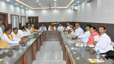 Bihar News: 22 दिन बाद पटना में बिहार बीजेपी प्रभारी विनोद तावड़े, मीटिंग में नहीं पहुंचे हारे हुए तीन कैंडिडेट
