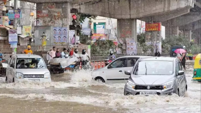 बारिश में जलभराव वाले इलाकों में कार ले जाने से पहले ये बातें जान लें, नहीं तो होगा भारी नुकसान