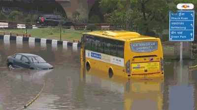 Delhi Rain : গলা পর্যন্ত ডুবে যানবাহন! ৮৮ বছরের রেকর্ড ভাঙা বৃষ্টিতে জলবন্দি দিল্লিবাসী, দেখুন ভিডিয়ো
