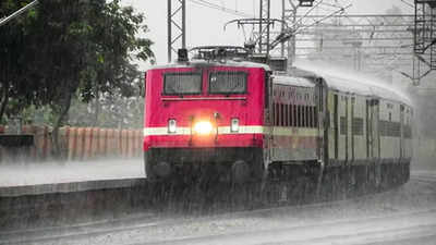 दिल्ली की बारिश ने रोक दी हरियाणा में रेल सेवा, कई ट्रेनें प्रभावित, दैनिक यात्री हुए परेशान