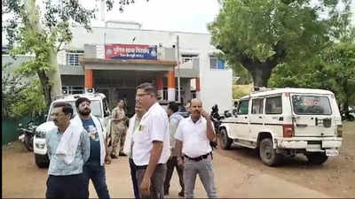 Shivpuri News: राजस्व विभाग की टीम को दबंगों ने लाठी-डंडों से जमकर पीटा, बंदूक की नोक पर बनाया बंधक, जानें पूरा मामला