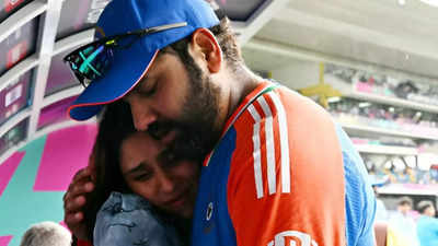 Rohit Sharma: टी20 विश्व कप जीतने के बाद भावुक हुए रोहित शर्मा, वाइफ रितिका ने यूं संभाला