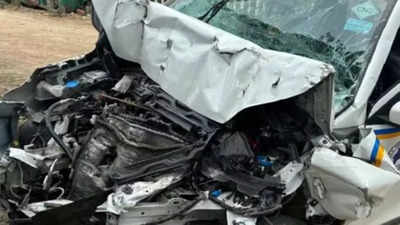 NH-9 पर भीषण हादसा, खड़े ट्रक में घुसी कार, एक की मौत, दो घायल... गाजियाबाद एलिवेटेड रोड पर पलटी तेज रफ्तार कार