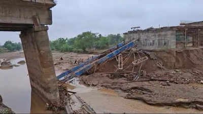 बिहार के बाद अब झारखंड में भी बह गया भ्रष्टाचार का पुल, पहली ही बारिश में गिरिडीह में ध्वस्त हो गया निर्माणाधीन ब्रिज