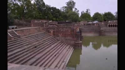 फतेहपुरः 1911 में रानी गोमती कुंवर ने बनवाया था यह अनूठा तालाब, अब अपनी बदहाली पर बहा रहा आंसू