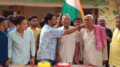 गाजीपुर में सूर्य कुमार यादव के दादा ने केक काटकर मनाया जश्न, वर्ल्ड चैंपियन के गांव में झूमे लोग