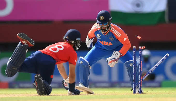 सेमीफाइनल में इंग्लैंड से भिड़ी टीम इंडिया 