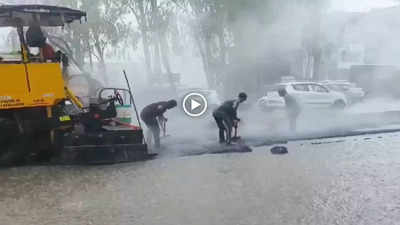 झमाझम बारिश के बीच सड़क बनाने में जुटे रहे मजदूर, हरियाणा का वीडियो हुआ वायरल तो यूजर्स ने भी ले लिए मजे