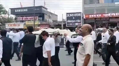 देवरिया की सड़कों पर DM की प्रतीकात्मक शवयात्रा के बाद दाह संस्कार, वकीलों संग विवाद का मामला और गहराया