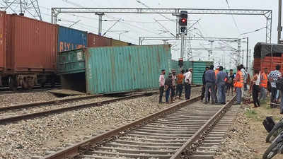 Haryana Train Accident: हरियाणा के करनाल में रेलवे ट्रैक पर गिरे मालगाड़ी के आठ कंटेनर, ट्रेनों के रूट डायवर्ट