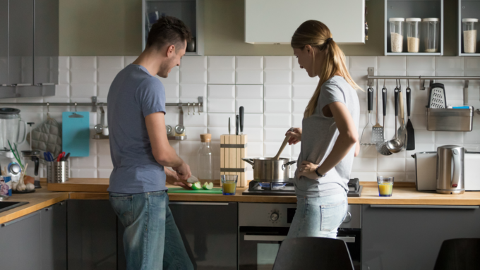 चौथी बात- पति करें किचन में पत्नी की मदद