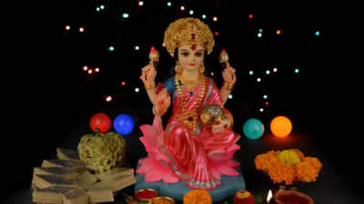 Goddess Lakshmi: ನಿಂತ ಲಕ್ಷ್ಮಿ ದೇವಿ ಫೋಟೋ ಮನೆಯಲ್ಲಿದ್ರೆ ನೀವೇ ಬಡತನ ಬರಮಾಡಿಕೊಡಂತೆ!