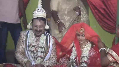 सहारनपुर: डॉक्टर ने हिंदू बन कोलकाता की महिला से की पांचवीं शादी, पहली पत्नी के साथ शिकायत करने पहुंची पीड़िता