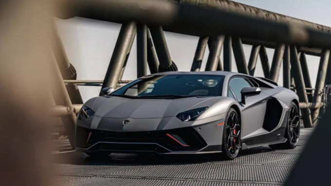 லம்போர்கினி அவென்டடார் (Lamborghini Aventador): 