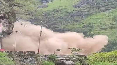 उत्तराखंड: टनकपुर-तवाघाट हाईवे दरका पहाड़, चट्टान टूटकर काली नदी गिरी, मलबे से दो दिन रास्ता रहेगा बंद