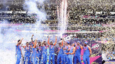 Team India: वर्ल्ड चैंपियन बनने के बाद रोहित सेना ने पहली बार रखा भारत की धरती पर कदम, फैंस ने किया जोरदार स्वागत