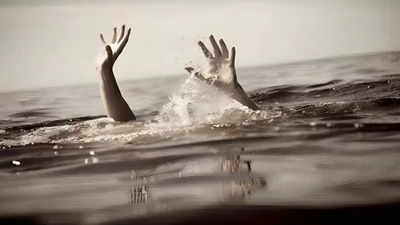 गोमती नदी में दोस्तों के साथ नहाने गए युवक की डूबकर मौत, एक-दूसरे का हाथ पकड़कर दोस्त आए बाहर