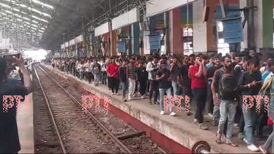 मुंबईचा राजा रोहित शर्मा! हिटमॅनला पाहण्यासाठी रेल्वे स्टेशनवर जमली भयंकर गर्दी, लोक दिसताहेत मुंग्यांसारखे