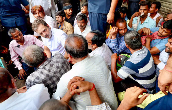 नेता प्रतिपक्ष राहुल गांधी ने  GTB नगर में मजदूर साथियों से मुलाकात कर, उनकी समस्याएं सुनीं।