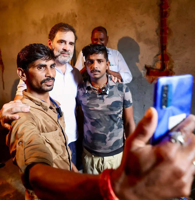 मजदूरों के चेहरे पर राहुल के साथ सेल्फी लेते समय खुशी दिखाई दी।
