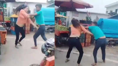 छेड़छाड़ से गुस्साई लड़की ने बीच सड़क उतार दी पैंट, ई-रिक्शा चालक को पीटा! जानिए वायरल वीडियो का सच