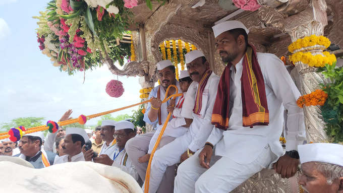 Rohit Pawar at Aashadhi Wari: बारामतीत तुकोबारायांच्या पालखीने प्रवेश करताच आमदार रोहित पवारांनी केलं सारथ्य