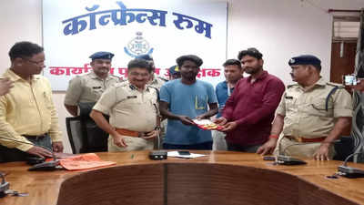 Ashoknagar News: खिलौना समझकर खूंटी पर टांग दिया सोने से भरा थैला, पुलिस पहुंची घर तो उड़ गए होश, जानें पूरा मामला