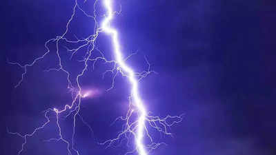 यूपी में बारिश के दौरान कहर बनकर गिरी आकाशीय बिजली, अलग-अलग जिलों में 13 लोगों की मौत