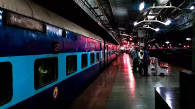 Bhopal Railways News: अब ट्रेन में पानी खत्म होने पर न हों परेशान! भोपाल रेल मंडल ने निकाला ये अनोखा तरीका